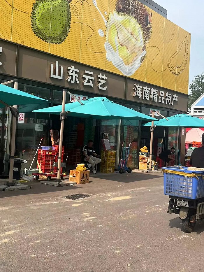 图:新发地国际榴莲场馆外围商铺