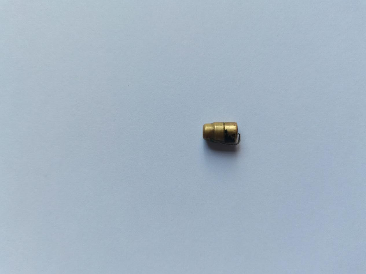 民警在考生身上發現的微型耳機。圖源:巴彥淖爾警方