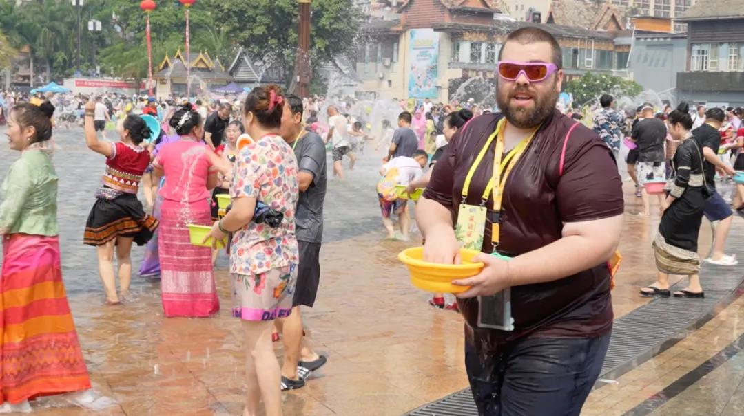 云南泼水节外国怎么看 2224-32d06a5aebc7220080eca14d47069927.jpg