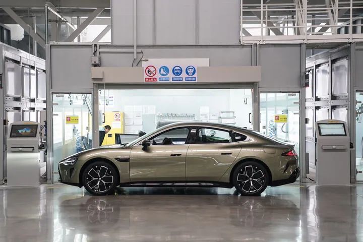 3月25日,这是拍摄的小米汽车工厂内的小米su7汽车。新华社记者 彭子洋 摄