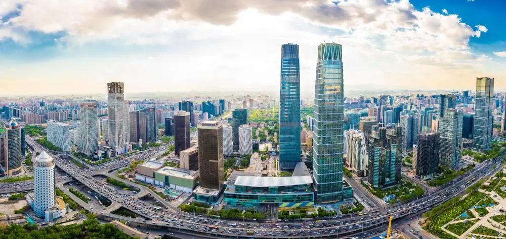 蓝天白云下的北京CBD。邓伟摄(北京市委宣传部供图)