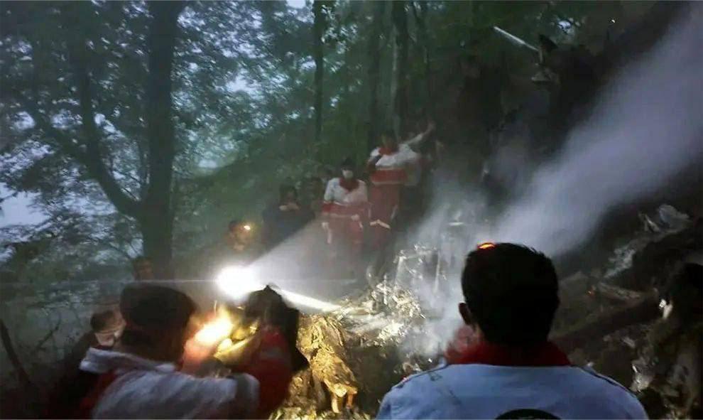 伊朗总统直升机残骸画面