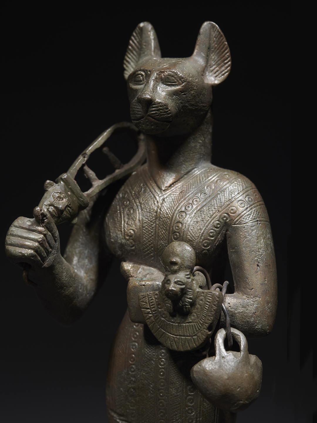 青铜猫首人身巴斯特像 青铜 后期埃及（公元前664-332年） 埃及国家博物馆
