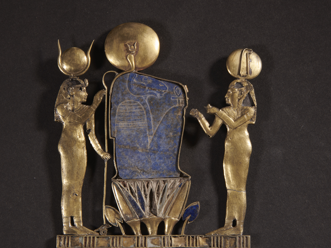 两女神黄金挂坠 金、银、青金石 22王朝（公元前945-715年） 埃及国家博物馆