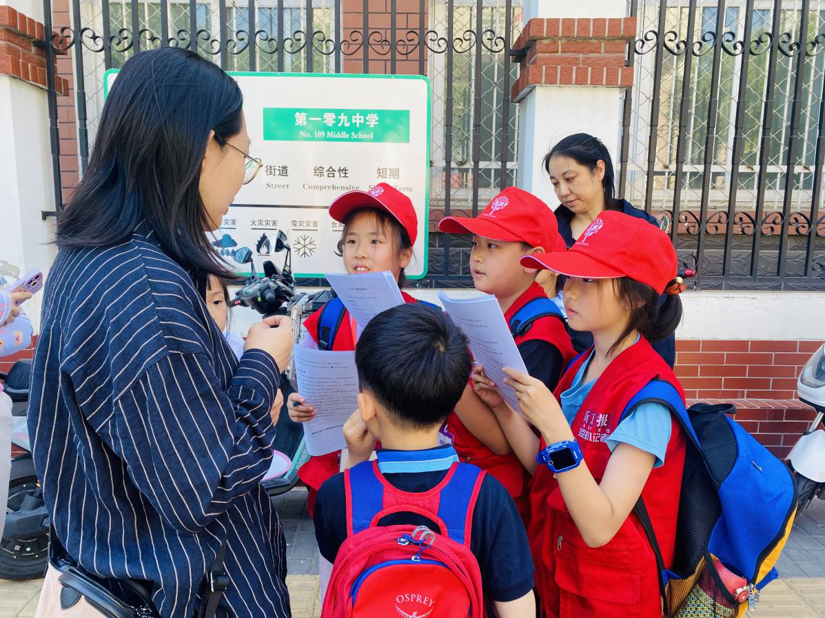 新京報小記者街頭採訪現場。杜文彥 攝