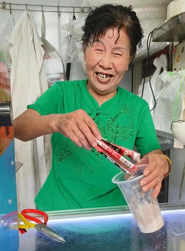 韩老太在冲调咖啡