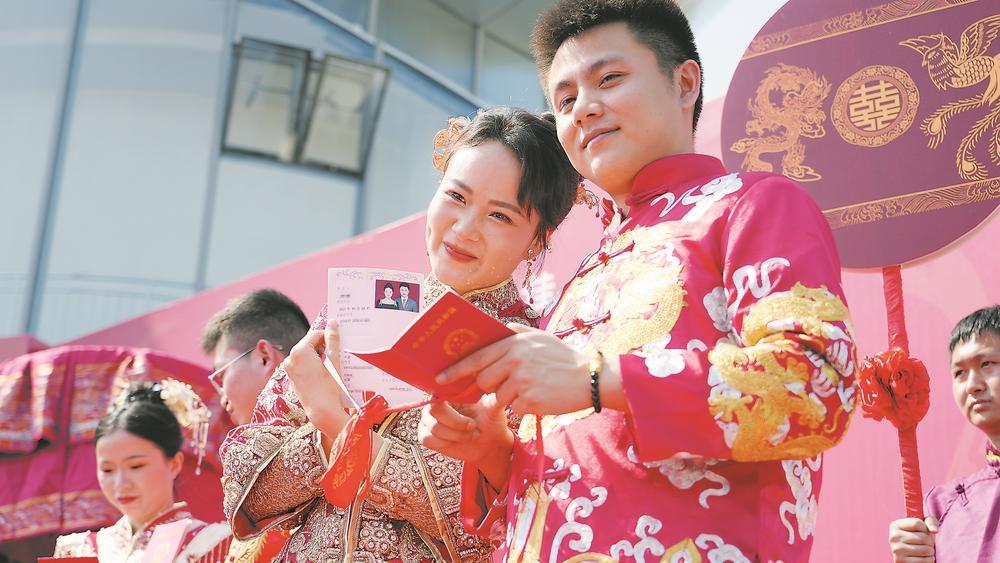 新人在郫都区百合亭婚姻登记处体验传统婚俗礼仪