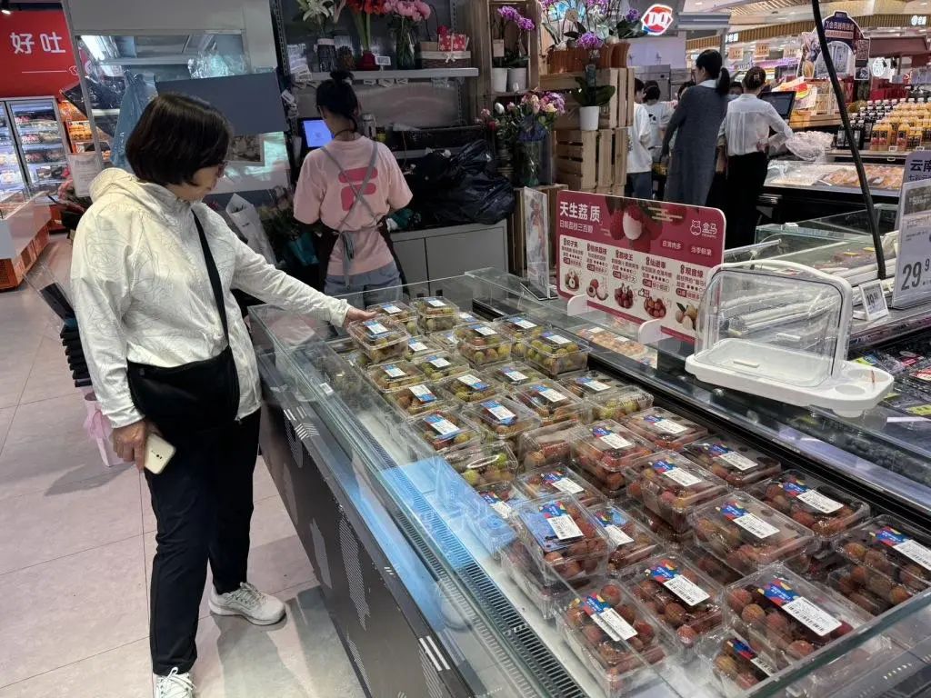顾客正在购买荔枝。