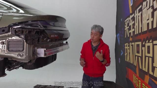 这辆小米SU7的防撞梁用料水平不错，前后都是铝合金防撞梁…