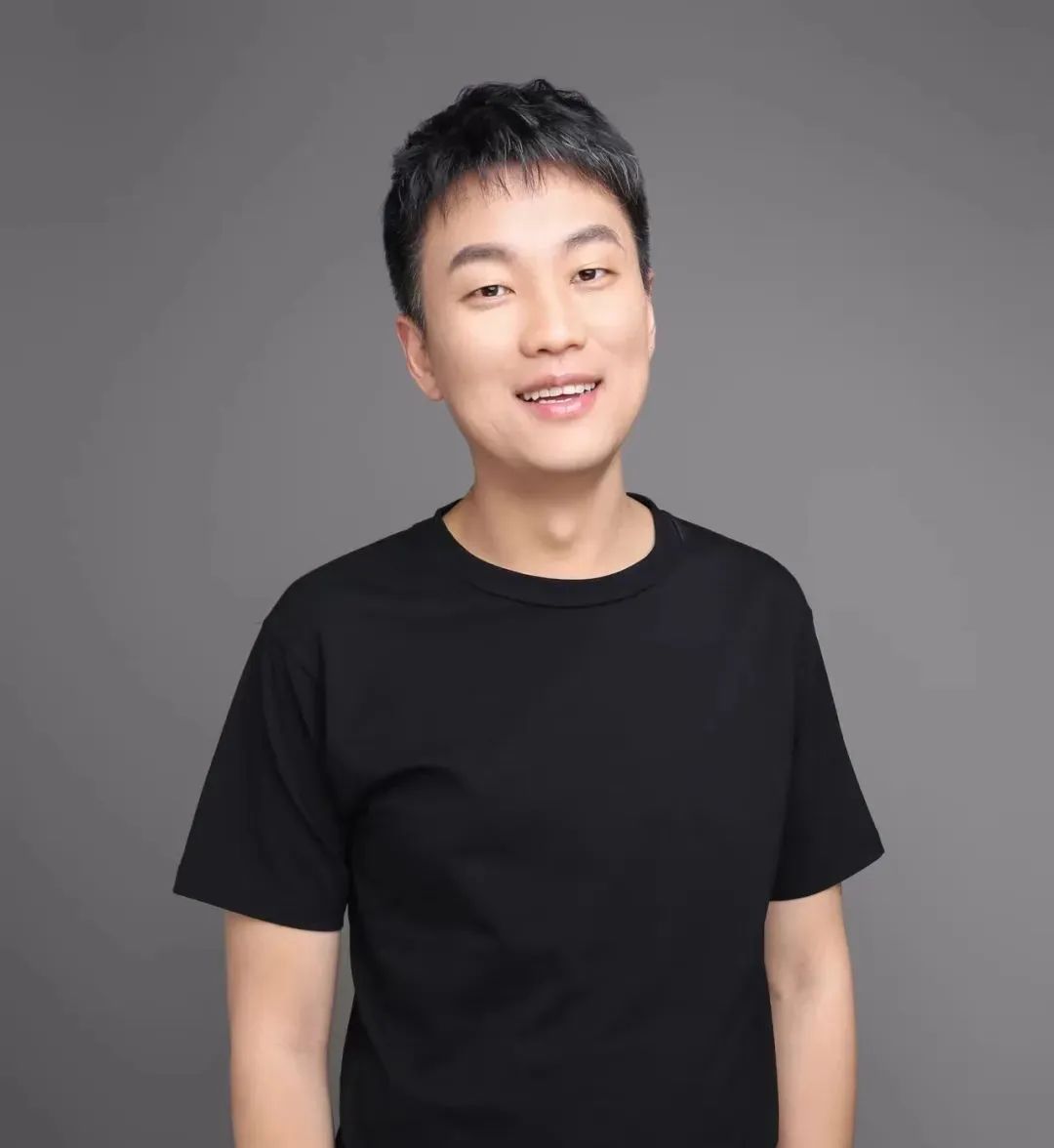 铅笔道认为，近屿智能创始人方小雷真人很像演员宋晓峰。