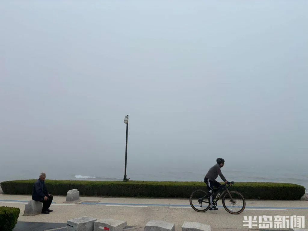 5月23日下午的青岛海边。图/半岛全媒体记者 吴璟 何毅