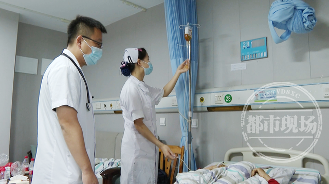 医生时刻关注病人的病情 8f93-5a143fd41f4848b48b408e090c493f82.png