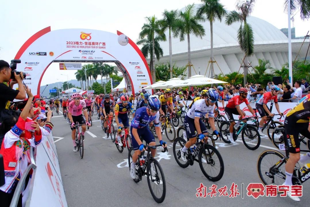 参赛车手在南宁城市赛段中骑出起点(资料图) 本报记者 宋延康 摄