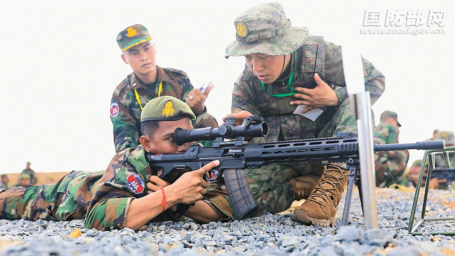 中方參演人員指導柬方人員操作輕武器。劉佳利 攝/國防部網站