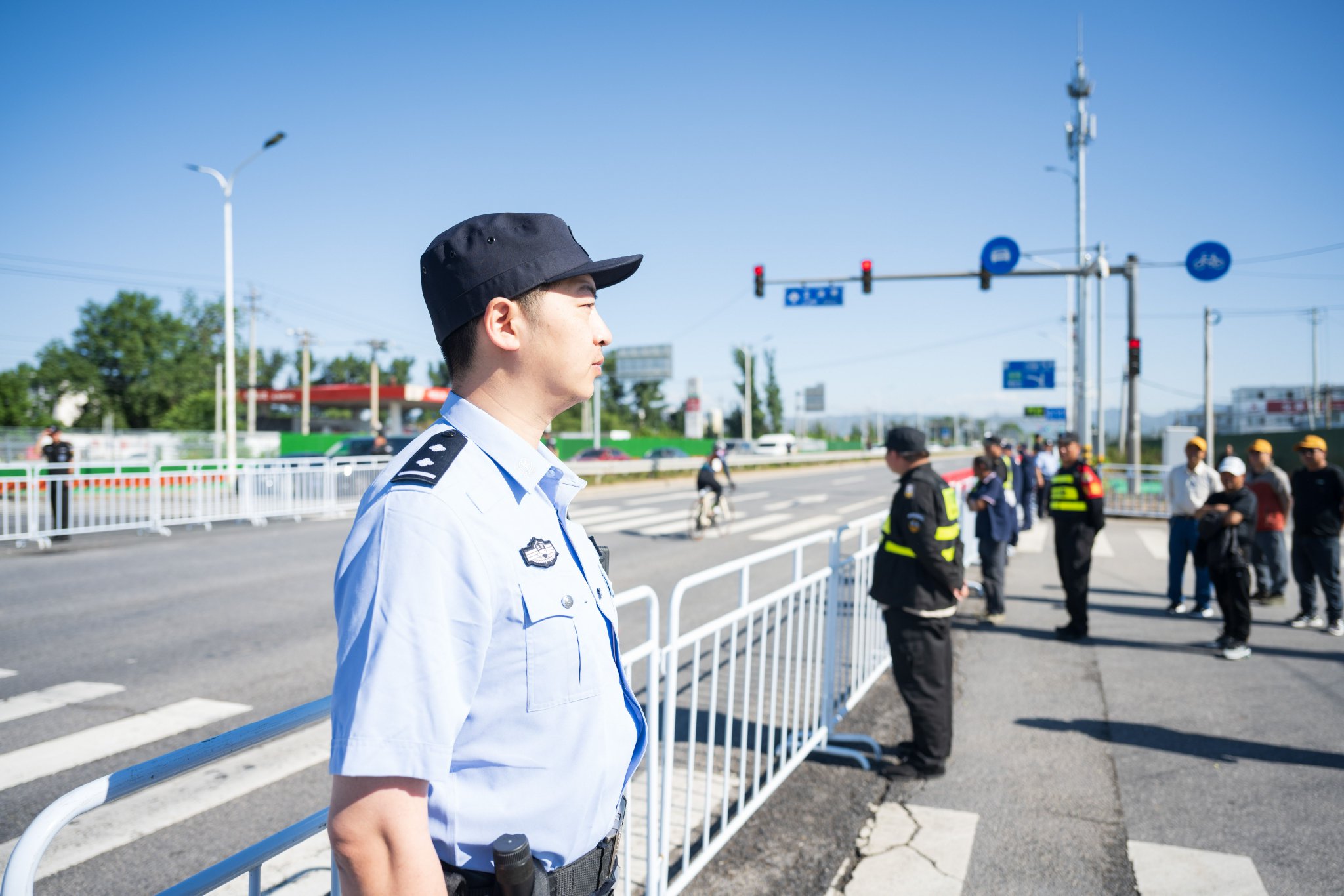 比賽期間,民警在賽道邊執勤。 圖源:昌平公安