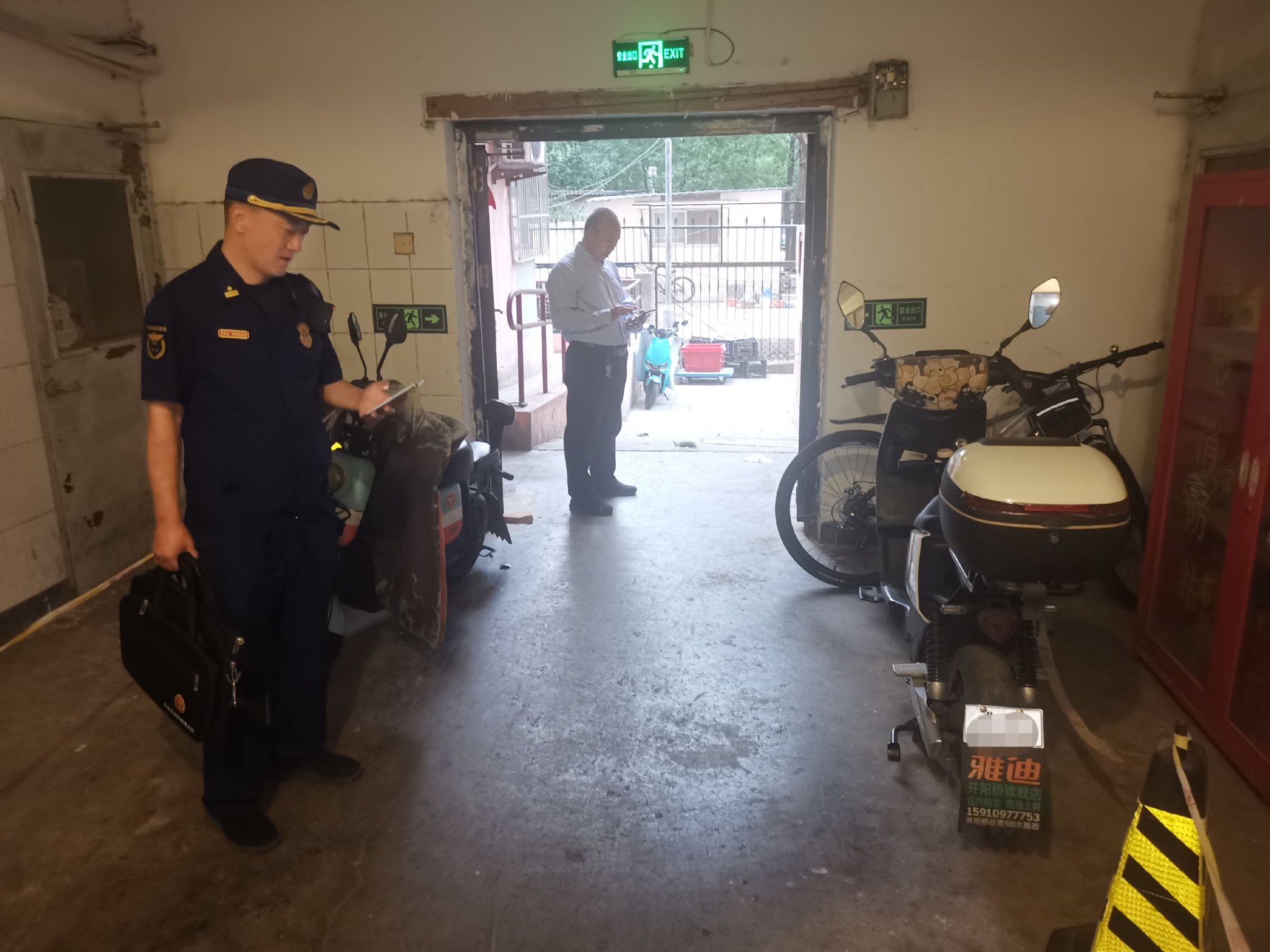 豐台區消防救援支隊檢查組對違規放置在樓內的電動單車進行記錄。圖源：豐台區消防救援支隊