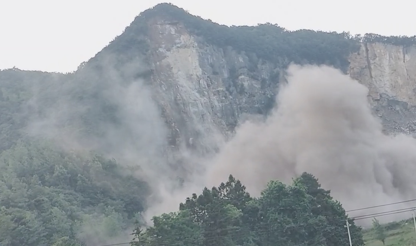 一字岩垮塌現場影片截圖。受訪者供圖