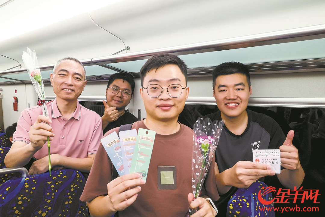 不少街坊特地来体验佛莞城际(番禺—东莞西)首班车