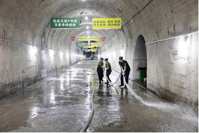 5月25日中午,重庆防空洞“背篓菜市场”,工作人员清洗地面,为下一次开市做好准备。刘嵩/摄