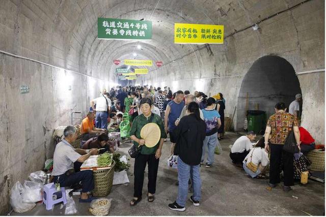 5月25日,重庆,不少市民专门赶来防空洞“背篓菜市场”选购蔬菜。刘嵩/摄