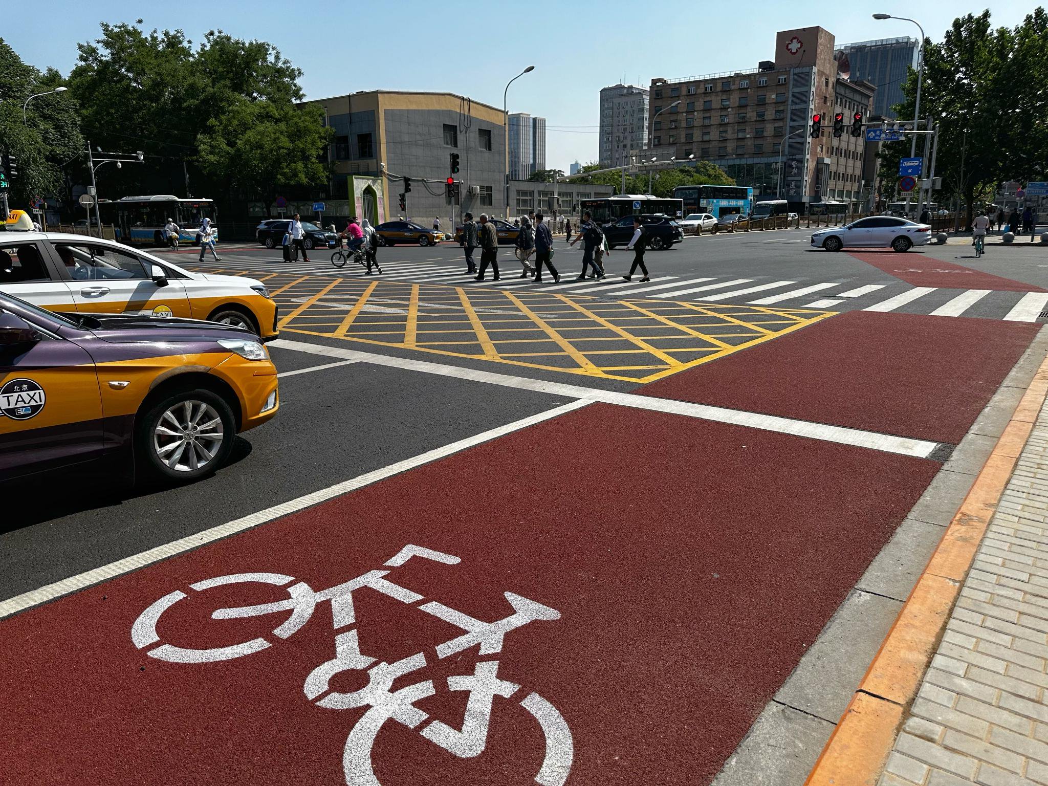 5月27日，北京站東街，道路大修完成後，非機動車道內增加了防滑的彩色鋪裝，各類交通標線也更加清晰。  新京報記者 王貴彬 攝