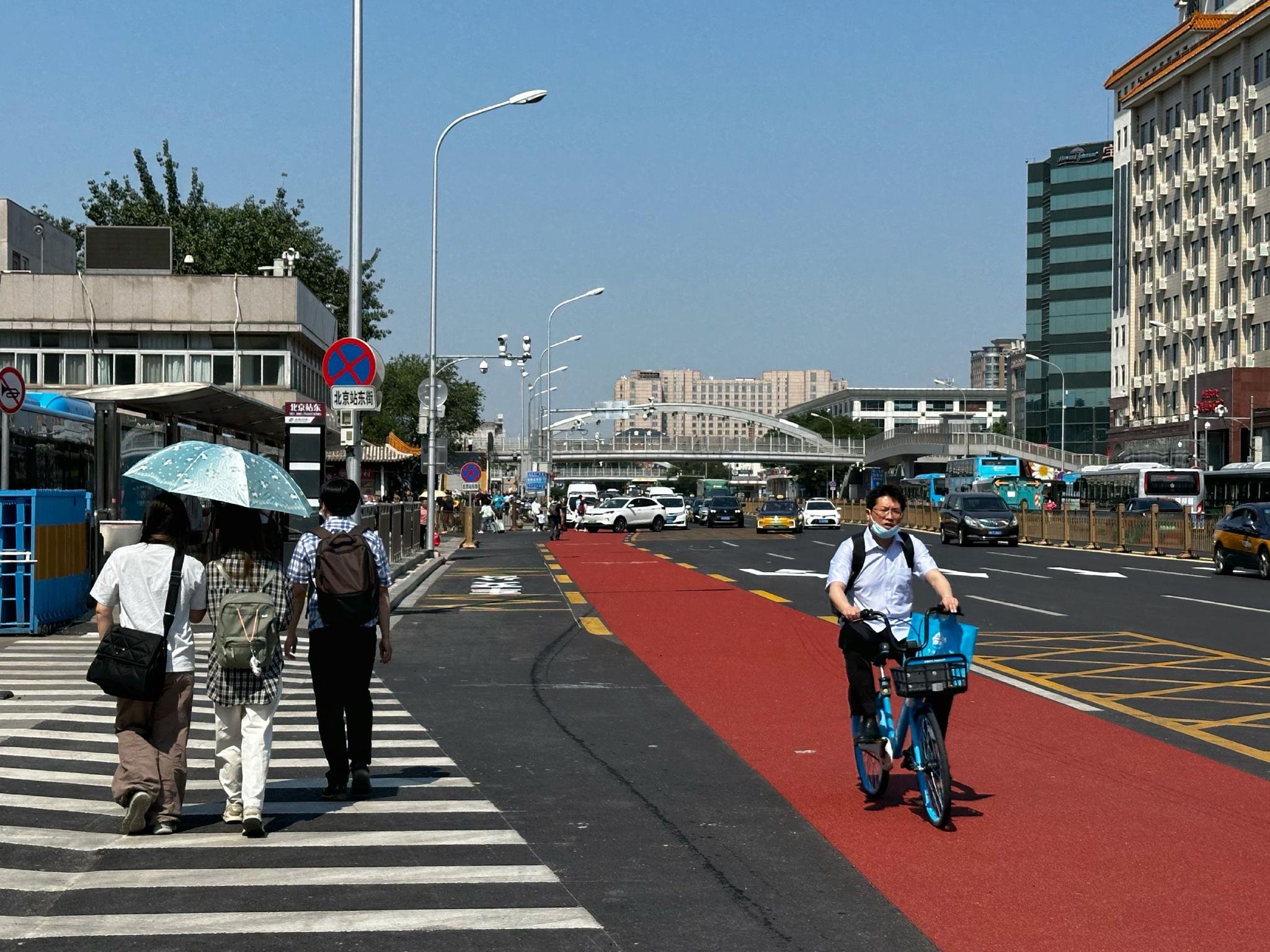 5月27日，幾位路人正在北京站東街上通行。  新京報記者 王貴彬 攝