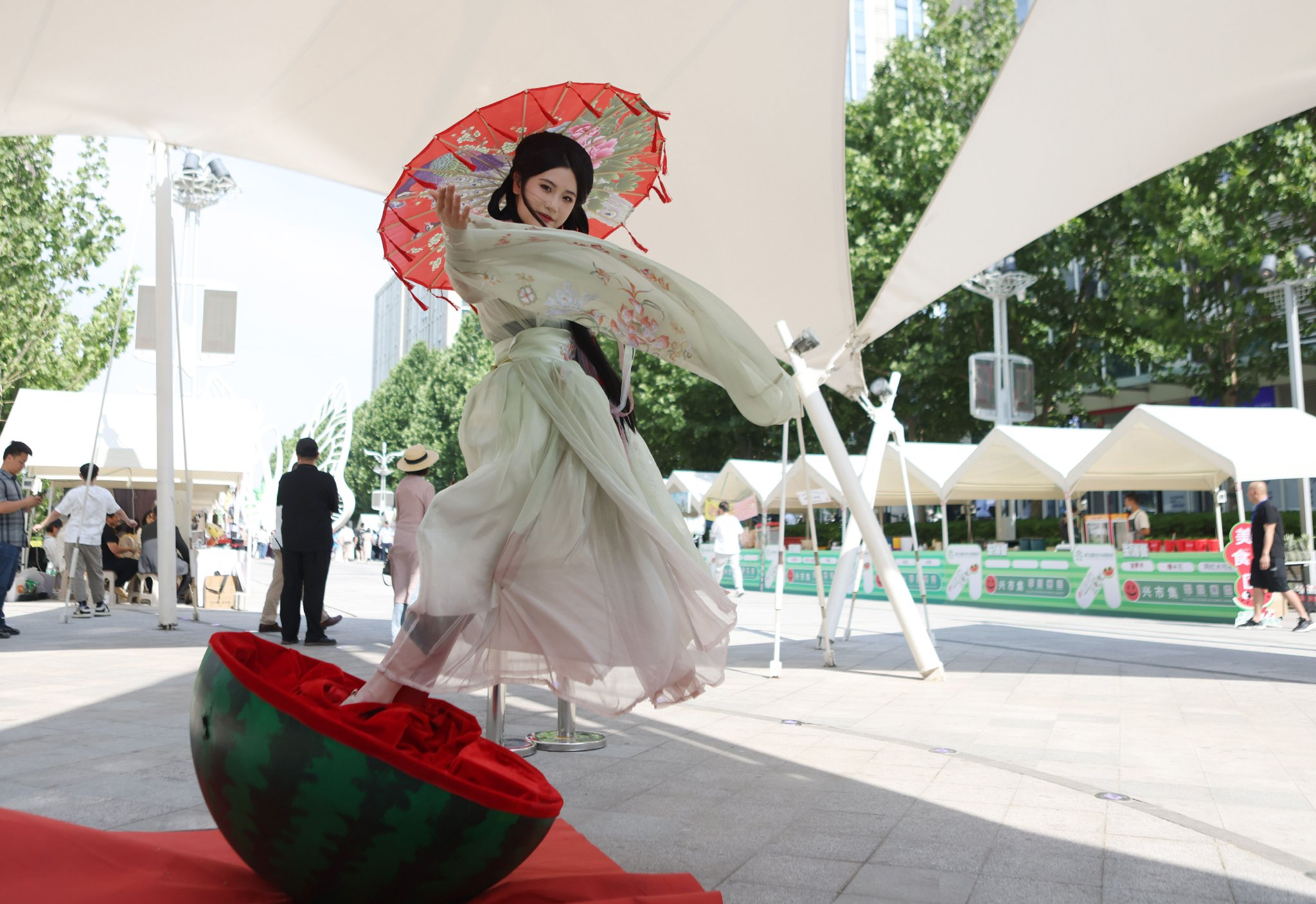 星光大道特色商業街上,「不倒翁小姐姐」在進行表演。新京報記者 李木易 攝
