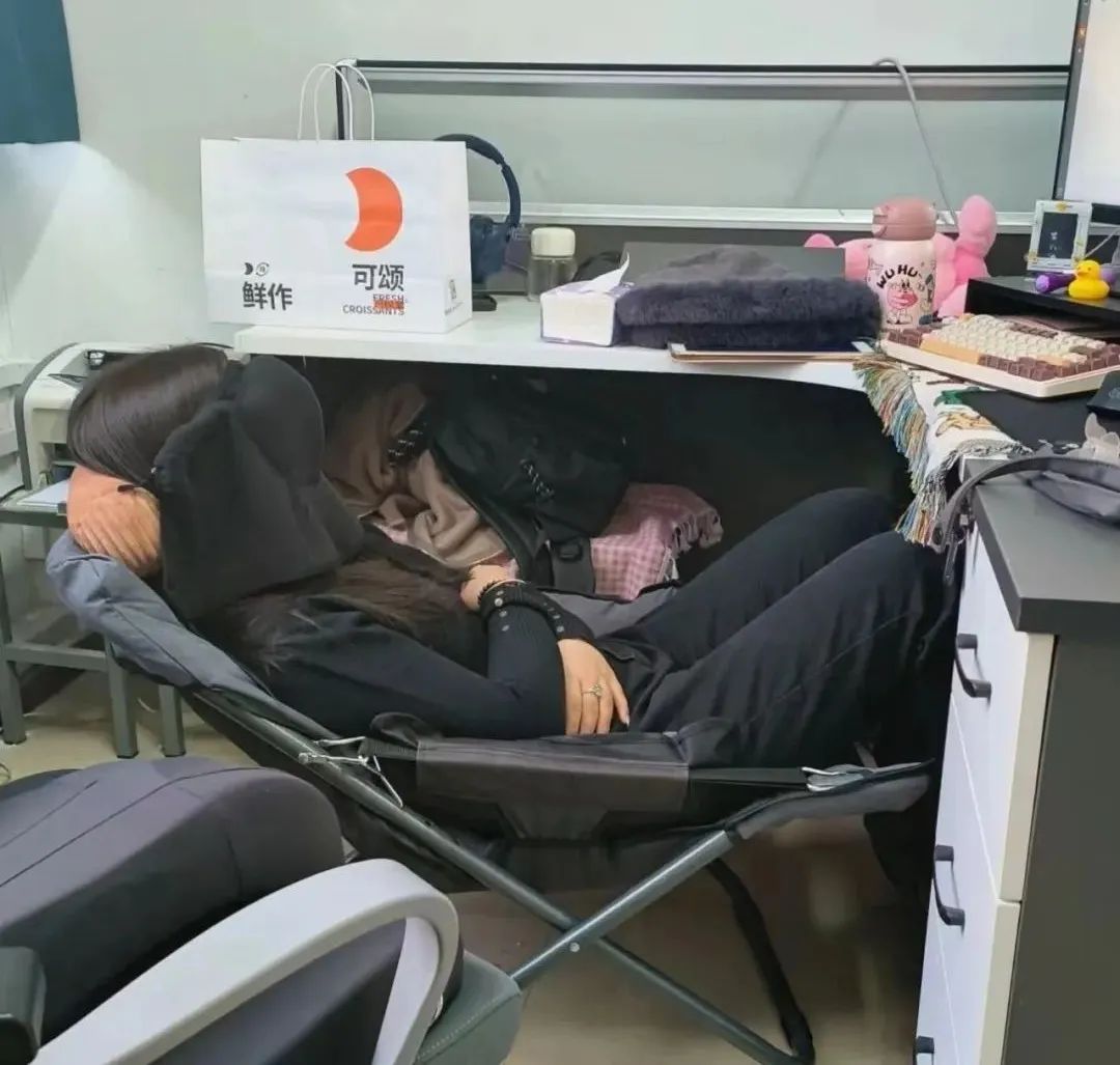 在办公室午休的上班族