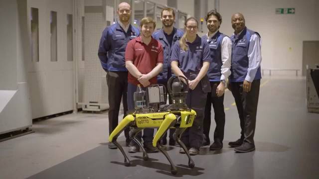 视频：宝马都用机器狗来帮着干活了！