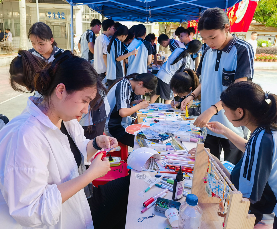 南阳中学学生体验绘制热缩片