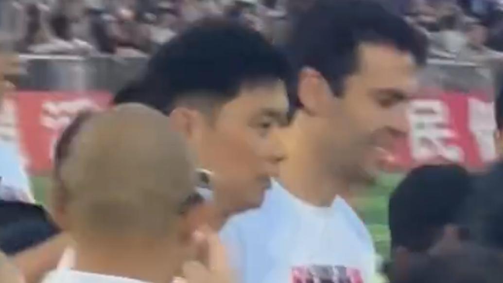 卡卡现身“村超”引尖叫