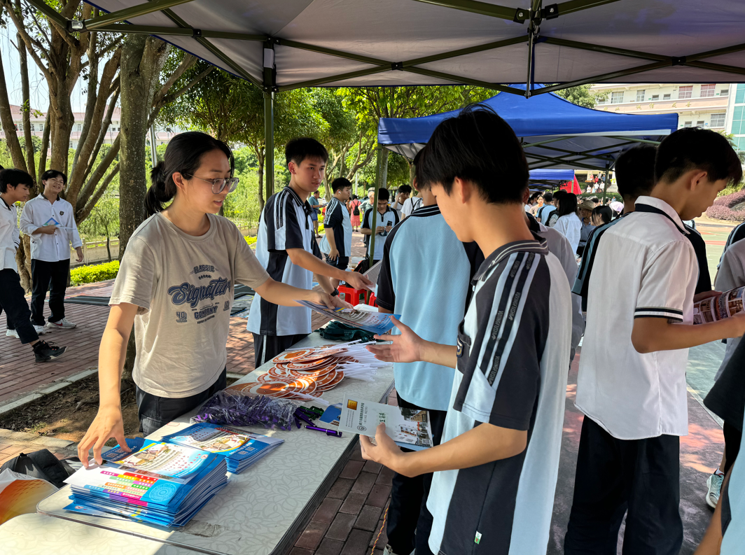 南宁市第六职业技术学校的老师为刘圩中学学生解答职业教育政策咨询