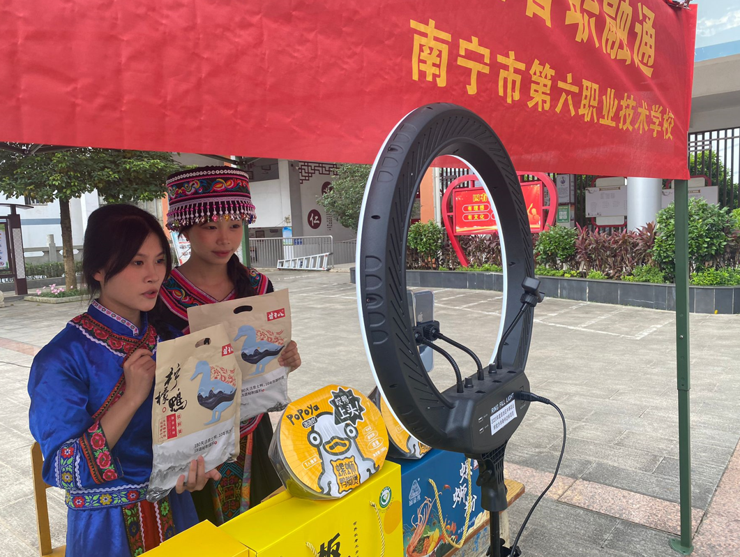 南宁市第六职业技术学校学生在长塘镇初级中学展示线上直播农产品技能