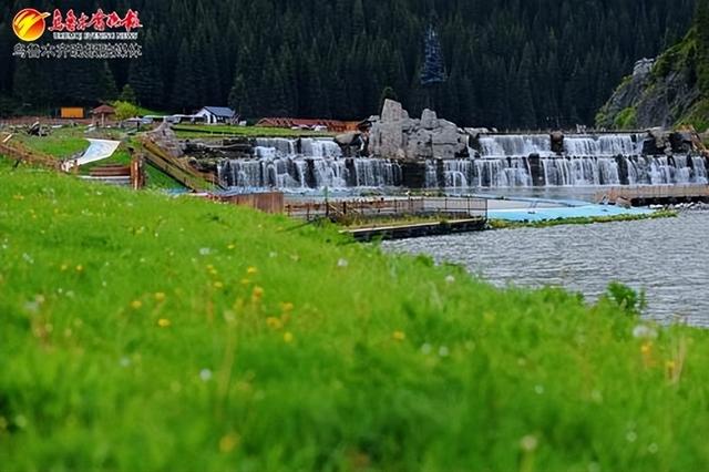 乌鲁木齐县天山大峡谷景区照壁山景点,雪山、草甸、云杉松林、峡谷湖泊等汇聚在一起风光无限。资料图片