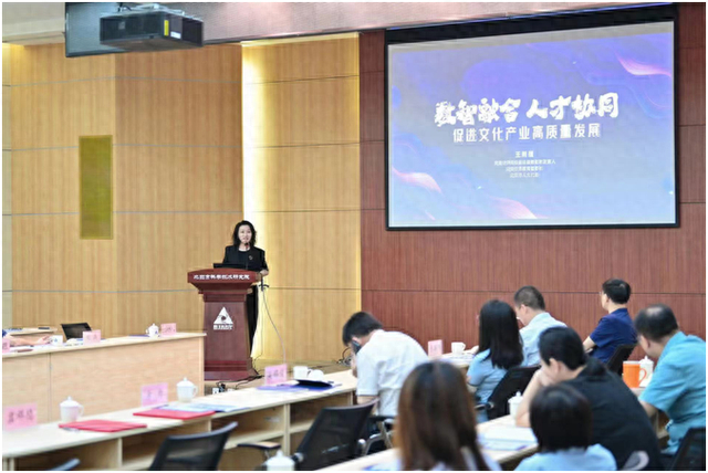 图为王雨蕴发表主旨报告