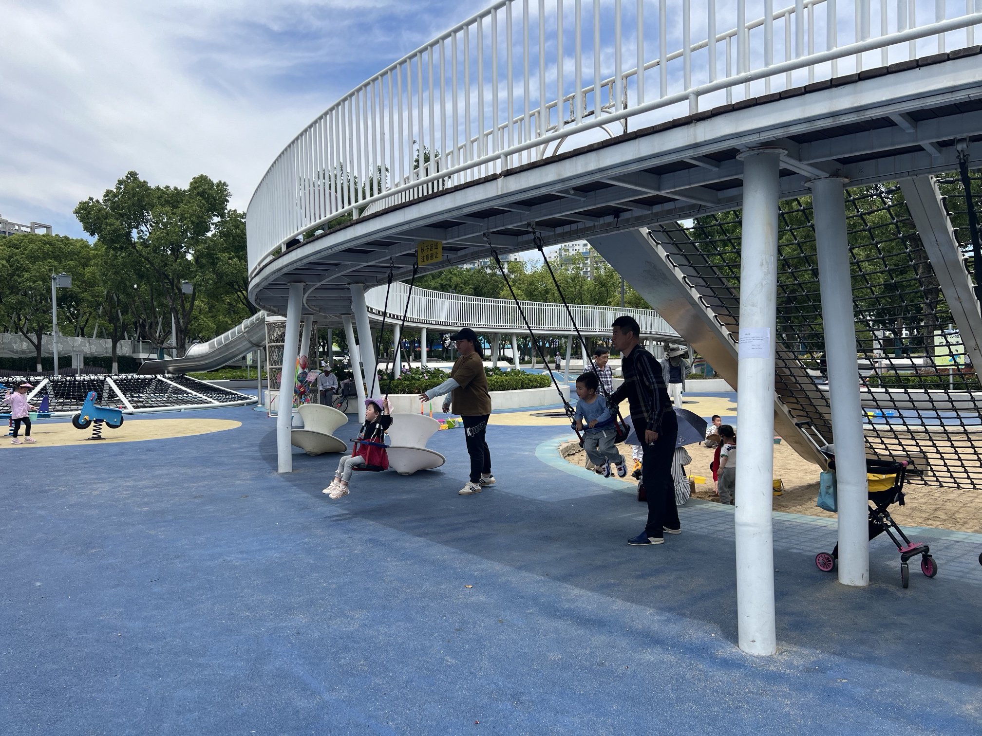 远香湖畔市民带着孩子在儿童乐园中玩耍。澎湃新闻记者 陈逸欣 图