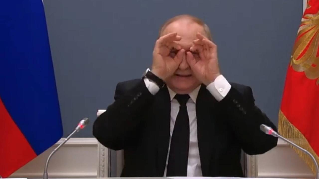 普京与小女孩互比望远镜