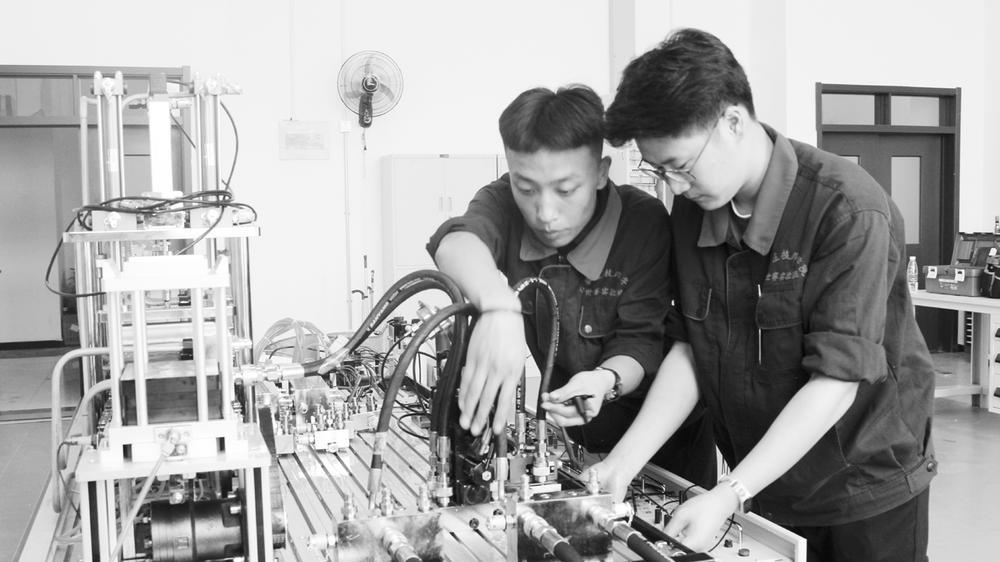石家庄技师学院学生正在进行机电一体化集训。