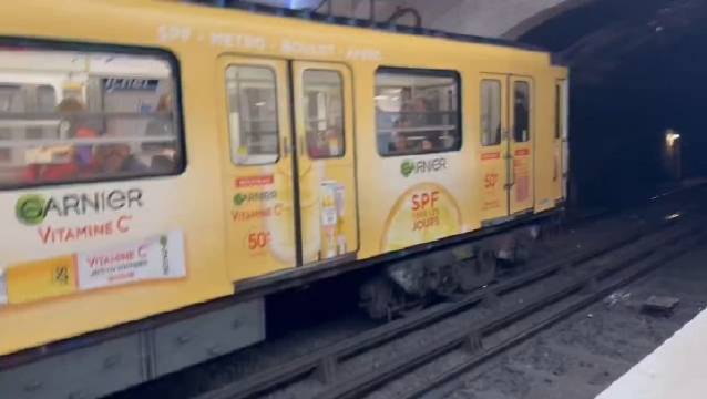 巴黎地铁车身开始接广告？