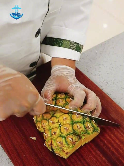 把菠萝切出花儿