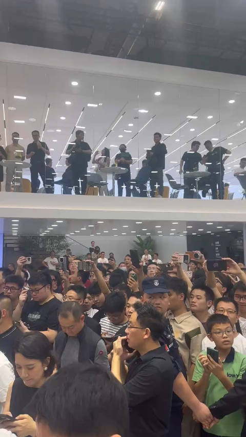 看粤港澳车展简直是热闹非凡，余承东和周鸿祎两位大佬同框…