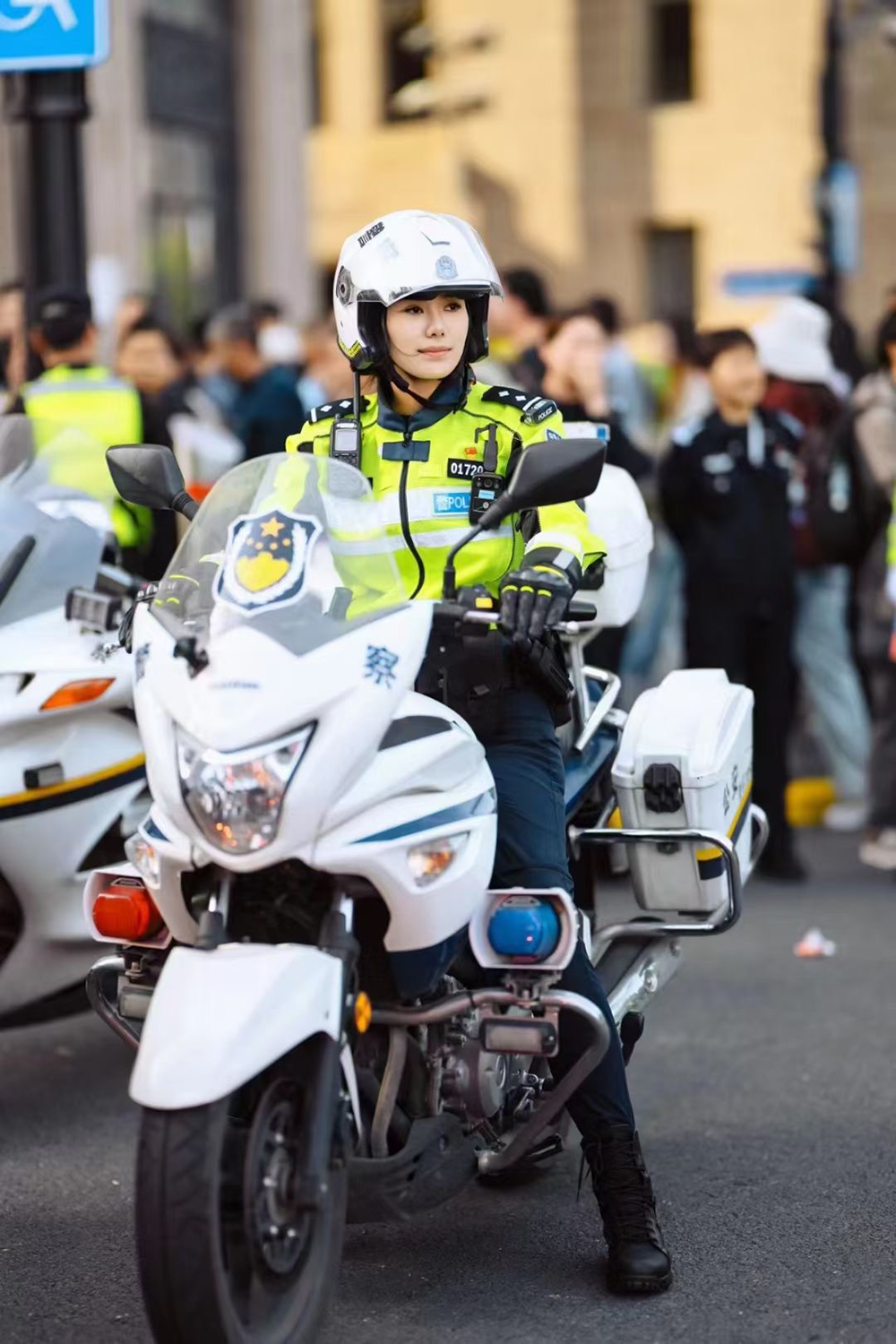 今年五一意外“出圈”的上海外滩女警:自小便有警察梦,还去当过两年兵|派出所|民警|警察_新浪新闻