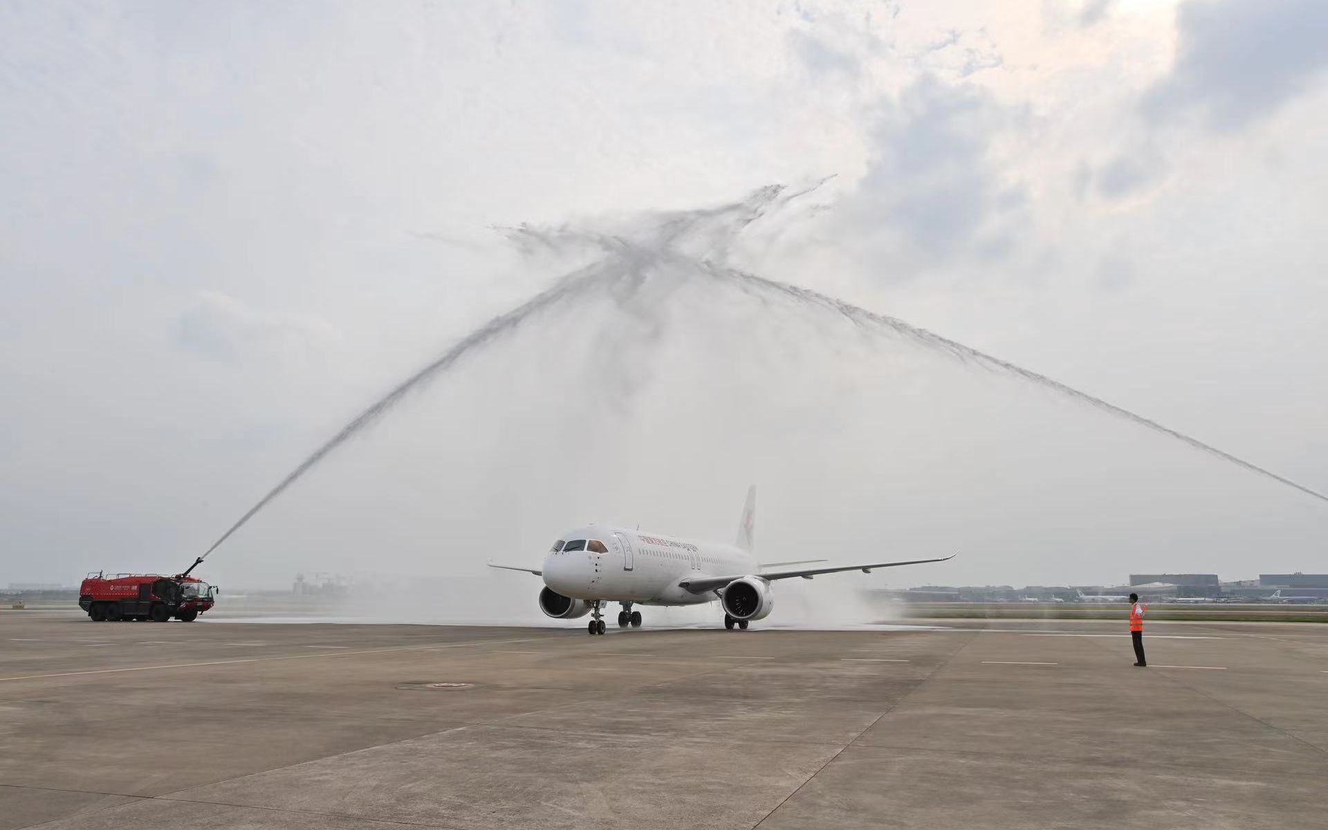 上海虹橋國際機場以隆重的「水門儀式」迎接航班。東航供圖