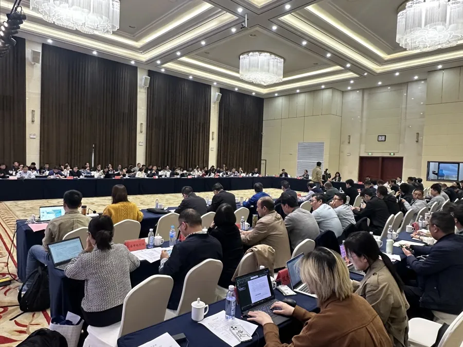 在宣城,各地坐在一起交流建议意见。