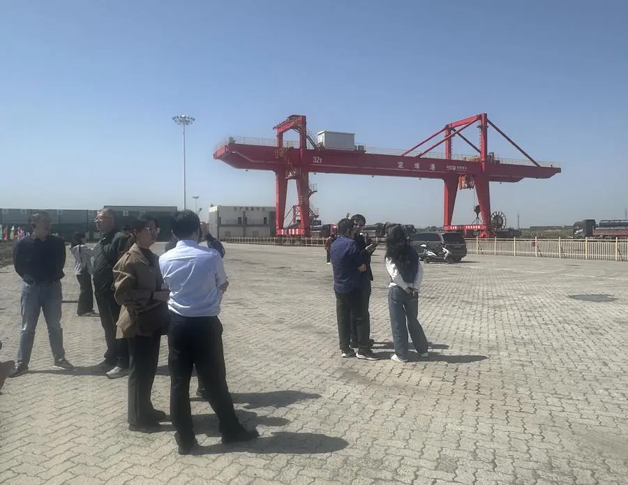 十四城规划系统相关负责人在现场一边调研一边交流想法。本文图片均为 戚颖璞 摄