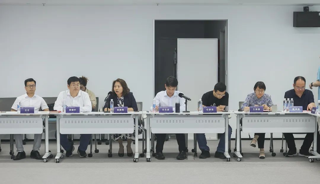 与会代表正做着笔记,认真倾听机器人企业代表发言。