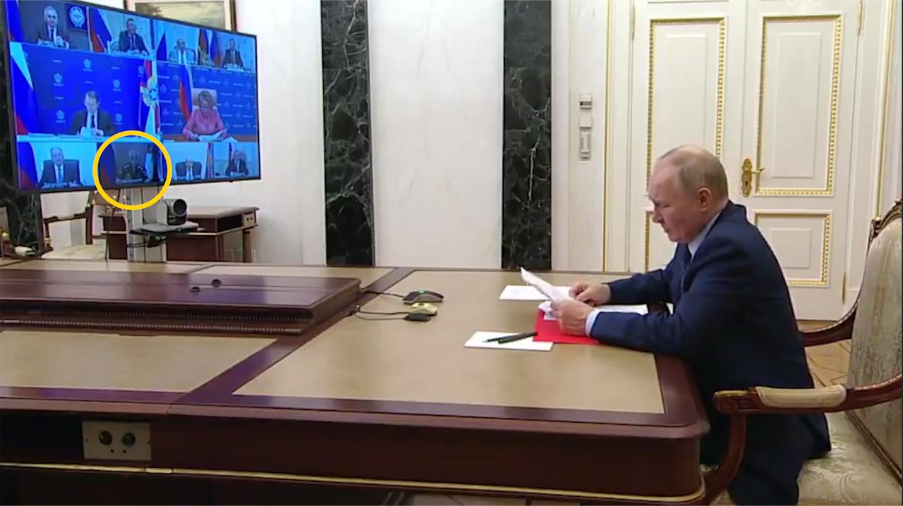 俄新防长首穿军装参会