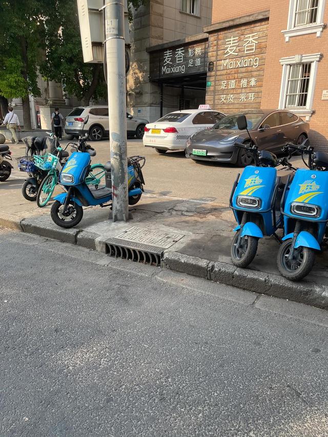 停在路边的电动单车。图片来源于网络