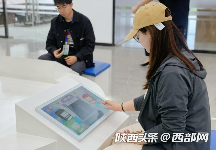 采访团成员体验垃圾分类互动游戏