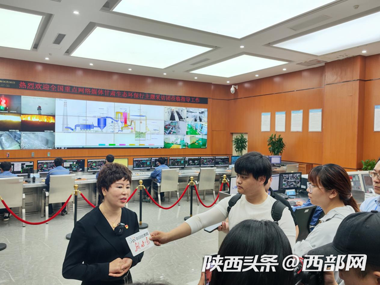 庆阳圣元环保电力有限公司运营总监、党支部书记叶红侠接受记者采访